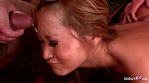 日本のティーン18歳がエクストリームブッカケギャングバンで叩かれる