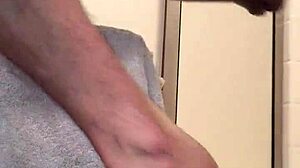 Lihat aku ditumbuk dildo besar sampai squirting ke mana-mana