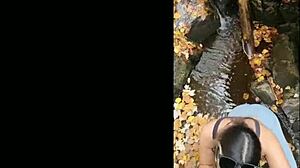 Vroča učiteljica hrepeni po divjem zunanjskem jebanju s prijateljem. Njene krivulje prosijo za ta ogromni kurac!