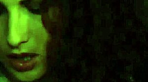 奴隷調教で裏切られた貨物を官能的な女性に変身