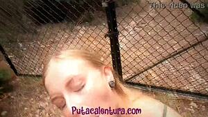 Krásna Európančina dáva intenzívny blowjob v aute, golden shower show