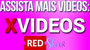 Pár Mattos sa vyzlieka v priesvitnej červenej bielizni po prehre v hre na onanovanie, odhaľujúc zadok a kurac