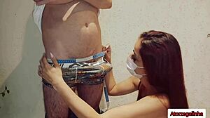 Costureira safada não aguentou ver cliente de pau duro