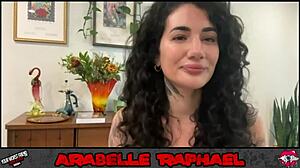 Arabelle Raphael ide hlboko v backstage zadnom sexu interview