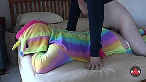 Creampie sucio goteando de amateurs dobladas en perrito peludo. Gimiendo fuerte mientras el semen sale.