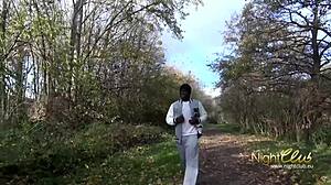 Babá branca adolescente 18+ leva pau preto ao ar livre em foda anal bruta.