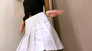 Dráždí kundu v kabině na převlékání