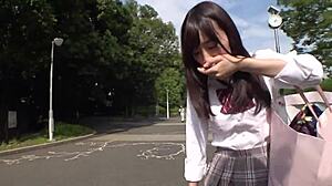 Wow! Japansk idol-flicka blir genomvåt av bara nackberöring!