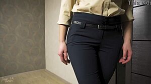 Bokong Sempurna Asia Goda di Celana Kantor Ketat