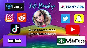 Rubia bimbo provoca con su culo abierto