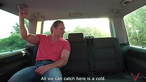 Mladá tetovaná škriatka jazdi cowgirl a vyteká sperma vonku