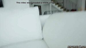 Не могу устоять перед милфой Крисси Линн, раздевающейся как грешная мачеха