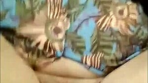 Am futut vânzătoarea lacomă și am stropit-o cu sperma mea