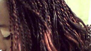 Hé, regarde Foxy caresser sa chatte mouillée et rasée sans arrêt ! Quel spectacle !