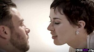 Ορνιάρικη MILF με μεγάλα στήθη λαχταρά άγριο σεξ οποτεδήποτε