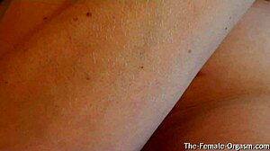 Британская крошка раздевается и наслаждается расслабляющей соло-сессией