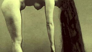 सौतेली दादी की डार्क सीक्रेट्स विंटेज कॉन्फेशंस में उजागर