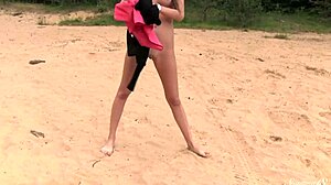 Teen Lucy G si spoglia nuda e stuzzica sul lungomare 😍