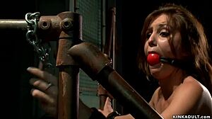 マジか！美女が縛られて身代金のために凌辱される！