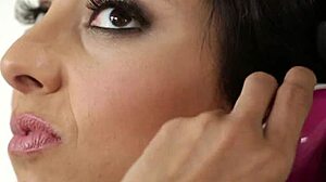 Вау, мачеха отрывается с игрушками в горячем тройничке!