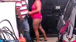 Bljeskam i zavodim dostavljače svojom dupom na izložbi