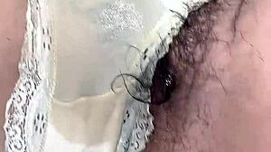 Culotte mouillée sale sur MILF poilue Mary Di !