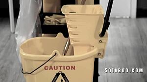 Debela evropska BBW žena vara z učiteljem v pisarni, upognjena