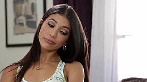 Nydelig lesbe spruter hardt mens hun blir fingret av het babe