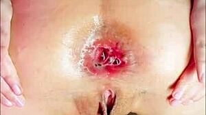 Oh hombre, ese anal a perrito con dildo gigante... puñeteo y dilatando mi agujero amateur de 18+, estirando coño mojado hardcore, pedos caseros...