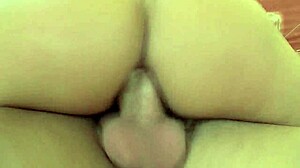 Γλυκιά μωρό Ελίσα παίρνει μεγάλο πούτσο στον σφιχτό κώλο;