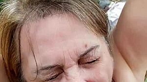 Târfa matură excitată înfruntă umilire și dezonoare în sesiune BDSM în pădure