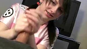 Branlette sexy de jeune femme filmée à la caméra