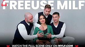 Hardtarbeidende forretningskvinne får fitta boret av søker i intervju