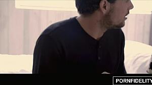 Uau! Ashley Lane jorra forte no pau grosso do voyeur!