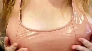 ¡Mira a la milf curvy en vestido de látex dar instrucciones de paja!