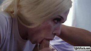 בחור סטרייט מזיין את התחת של הטרנס קריסטל תיירס עם ציצים קטנים