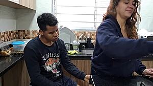 Hei, sjekk denne latina stesøsteren som dypthroater monsterkuk på kjøkkenet hjemmelaget! 🍆😏