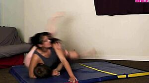 Pornstar Penny Barber dominuje chudého chlapa vo wrestlingu