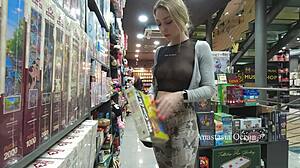 Hei, näin tämän naisen läpinäkyvässä paidassa kirjakaupassa! Flashing julkisella paikalla, niin villi! 😲