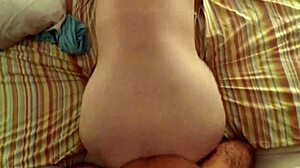 Bustasta žena uživa u analnom kreampaju u pozi psa