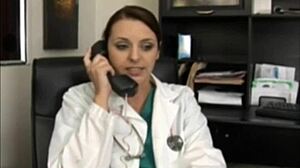 Büyük Göğüslü Esmer Hasta Doktor Tarafından Hastanede Sertçe Sikiliyor