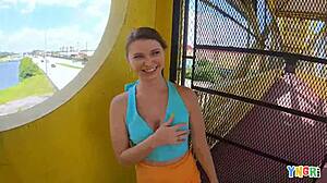 Yngr - Petite y pecosa joven Mazy Myers apenas maneja la gran polla que le preparamos!