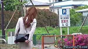 สาวญี่ปุ่นฉี่กลางแจ้งในฉากแอบดูสุดเสียว