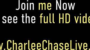 Hűha, csaló milf Charlee Chase-t baszogatja a vízvezeték-szerelő!