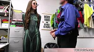 귀여운 코스플레이 치킨 잡혀서 세게 처벌받아