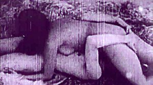 复古美女户外弯腰