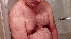 Nahý Martin Lavallee žerie svoju vlastnú spermii