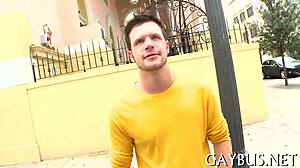 Voľný goo počas divokého gay sexu