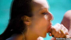 Seth Gamble kena goda Lexi Luna berbuah dada dekat kolam