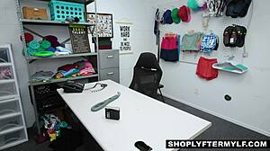 Vroča latinska McKenzie Lee, ujeta pri kraji in zaklenjena v zadnji pisarni zdaj.